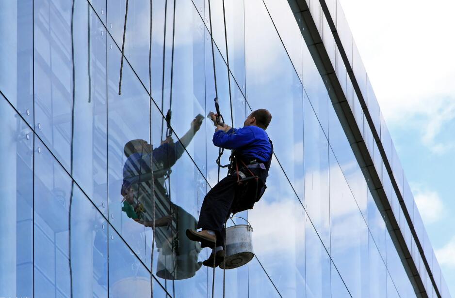 工廠、商務大樓、工業園區、私人企業、電影院、銀行、政府機關、學校、酒店娛樂場所等外墻清洗
